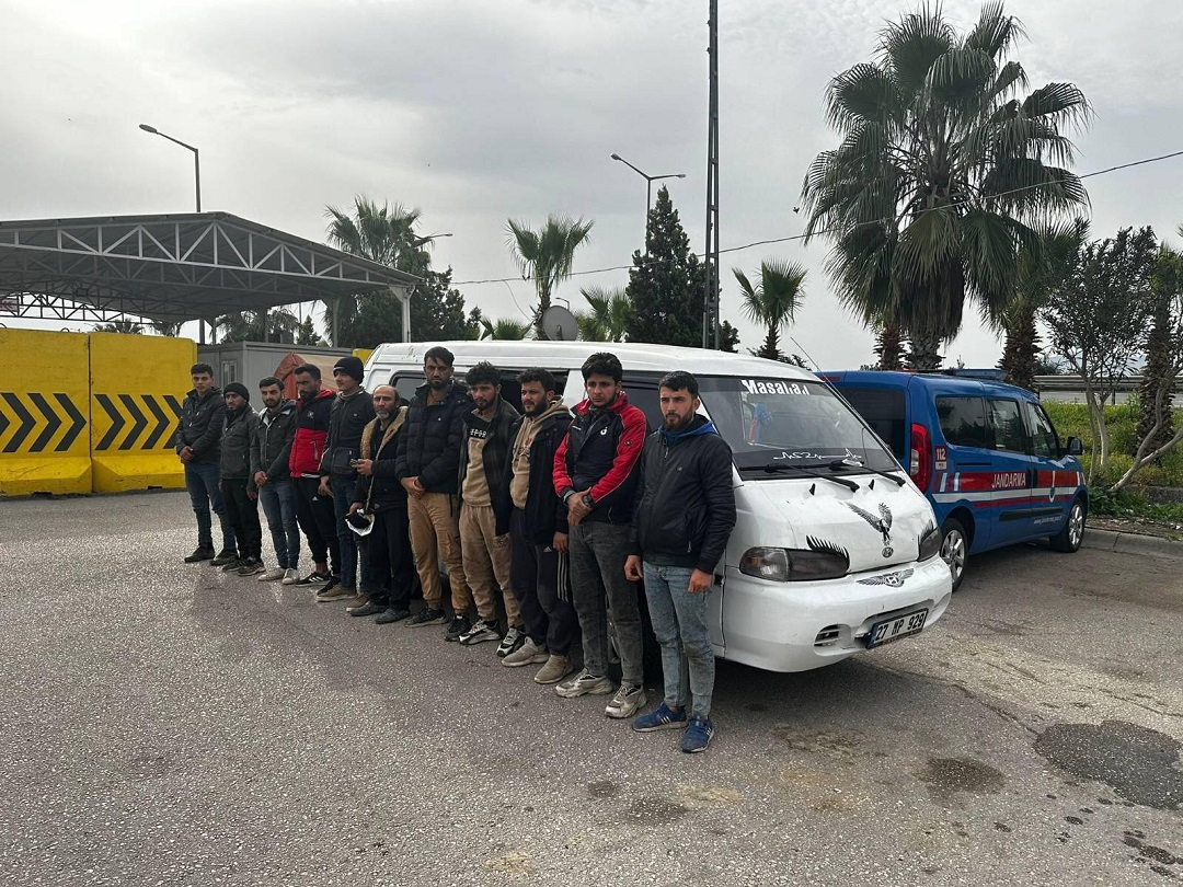 Ceyhan'da Göçmen Kaçakçılarına Jandarmadan Operasyon.